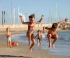 Дети, играющие на пляже